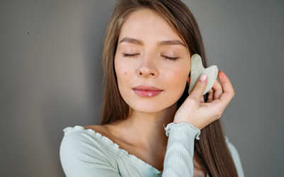Masaż gua sha twarzy z&nbsp;serum z&nbsp;olejkami eterycznymi – aromatyczny rytuał naturalnej pielęgnacji